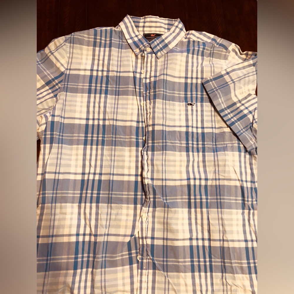 Vineyard Vines men’s short sleeve button down. XL. Light blue/ white.